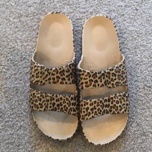 Freedom Moses Leopard Slides